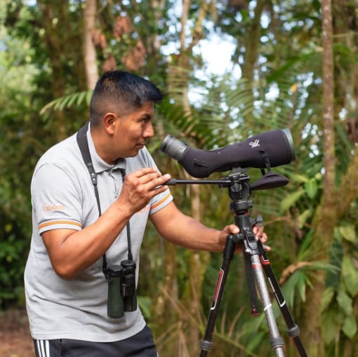 Esteban Ambi setting up a spotting scope for guests at Refugio Paz de las Aves